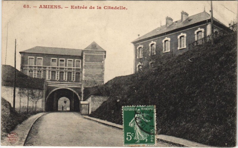 Carte postale ancienne Amiens La Citadelle entrée à Amiens