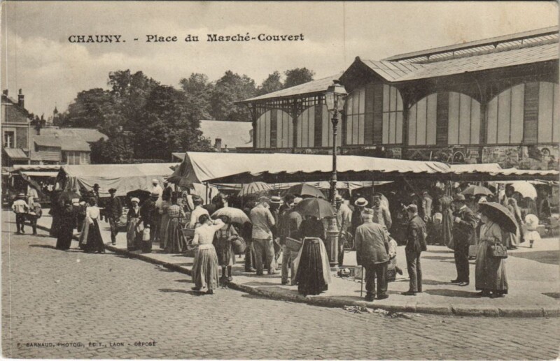 Carte postale ancienne Chauny Place du Marche-Couvert à Chauny