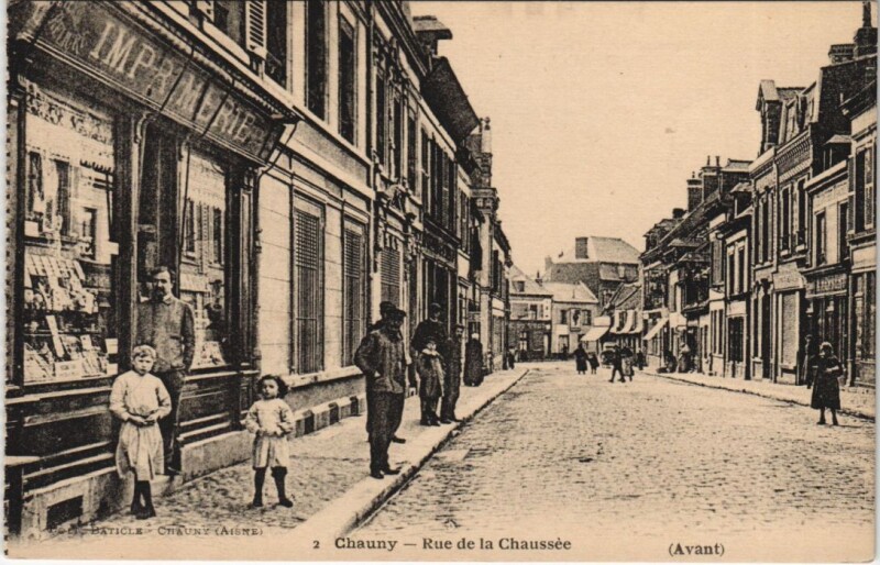 Carte postale ancienne Chauny Rue de la Chaussee à Chauny