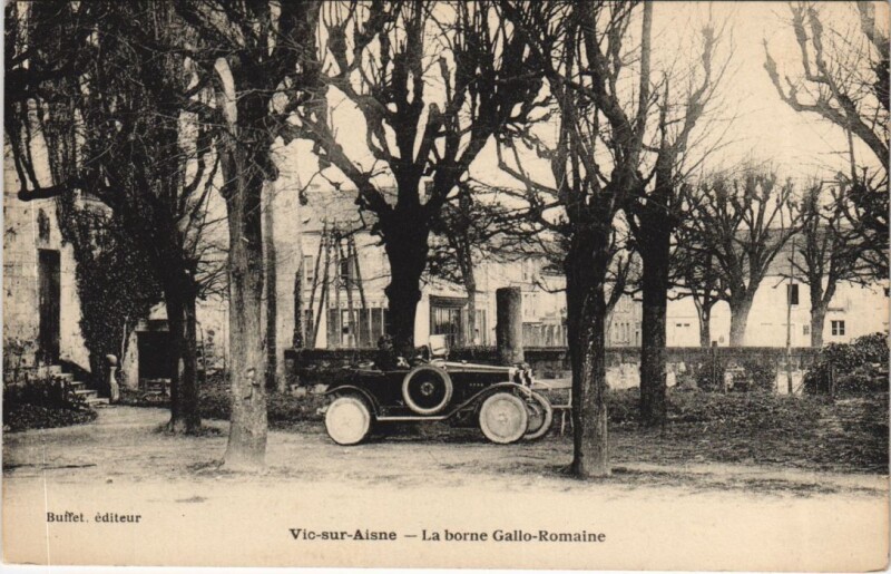 Carte postale ancienne Vic-Sur-Aisne La borne Gallo-Romaine à Vic-sur-Aisne