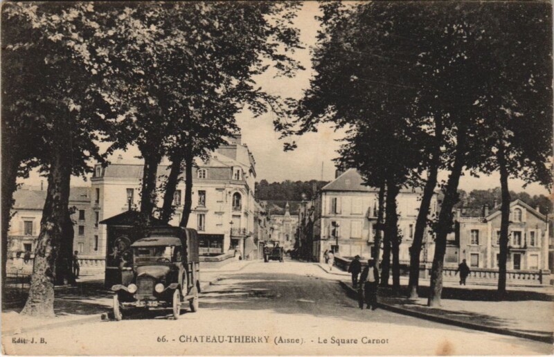 Carte postale ancienne Chateau-Thierry Le square carnot