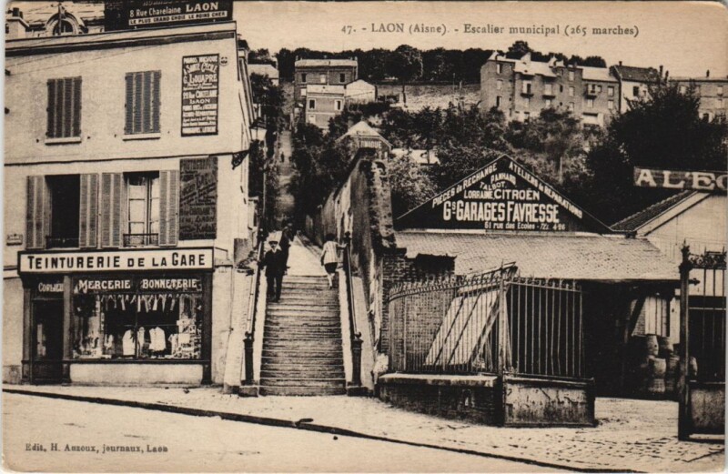 Carte postale ancienne Laon Escaliers Municipal