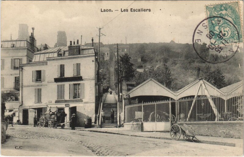 Carte postale ancienne Laon Les escaliers