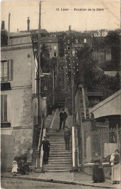 Carte postale ancienne Laon Escalier de la gare