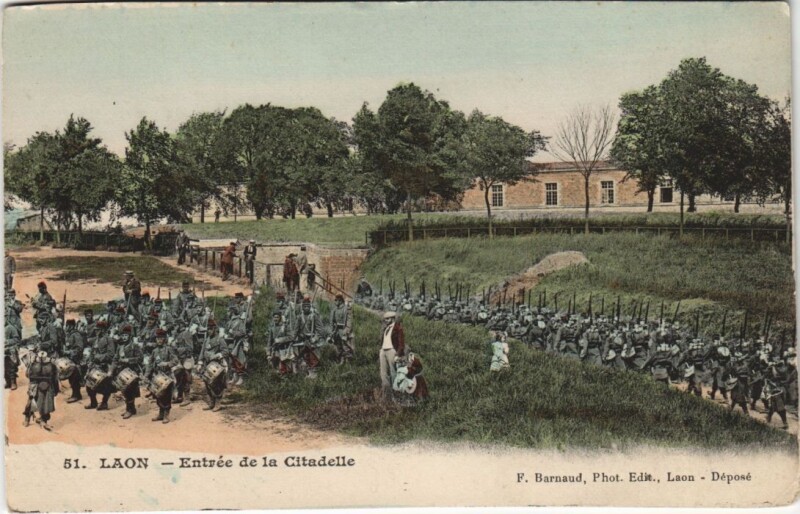 Carte postale ancienne Laon Escaller de la citadelle