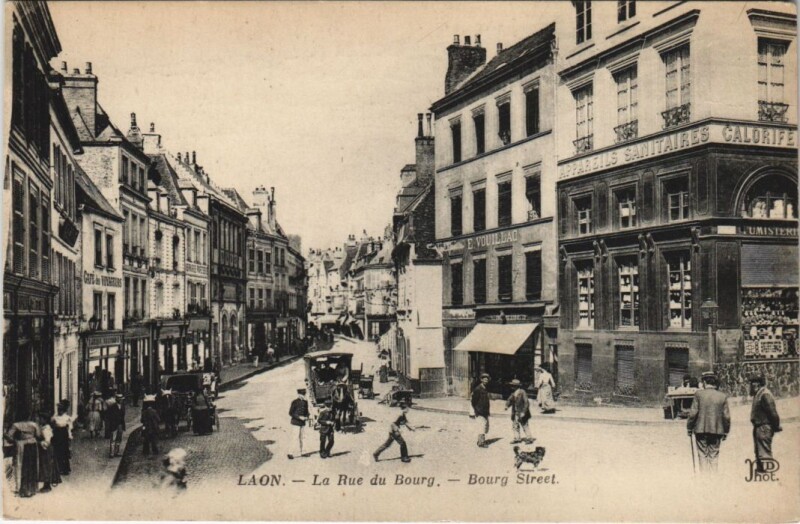Carte postale ancienne Laon La rue du bourg