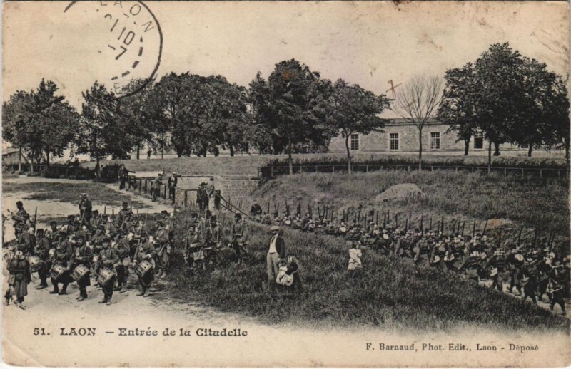 Carte postale ancienne Laon Escaller de la citadelle