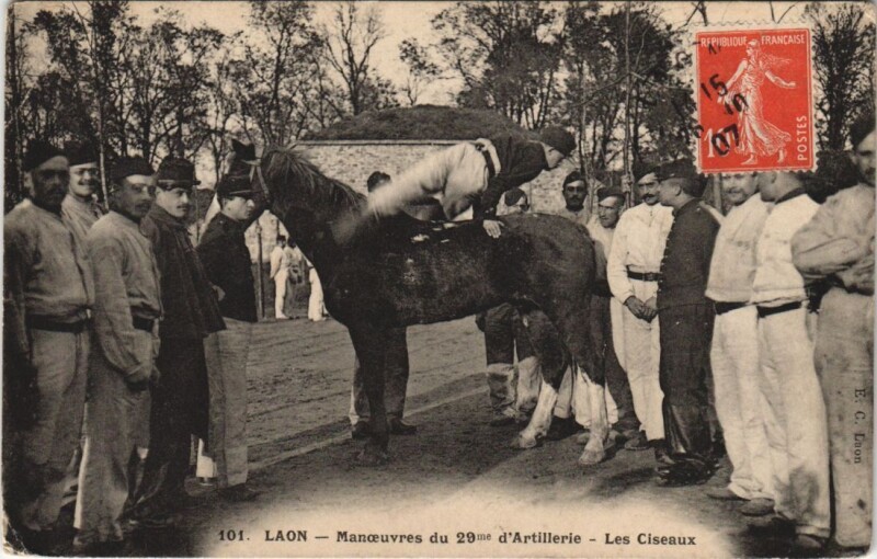 Carte postale ancienne Laon Manoeuvres