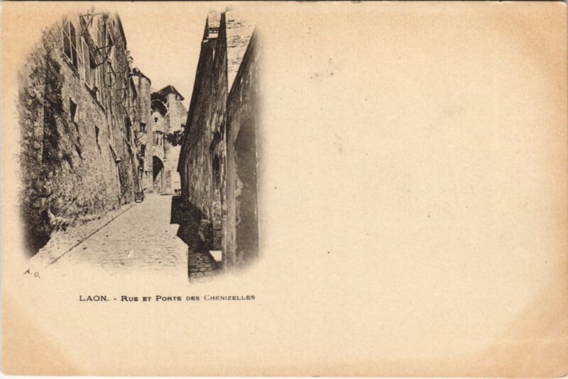 Carte postale ancienne Laon Rue et porte