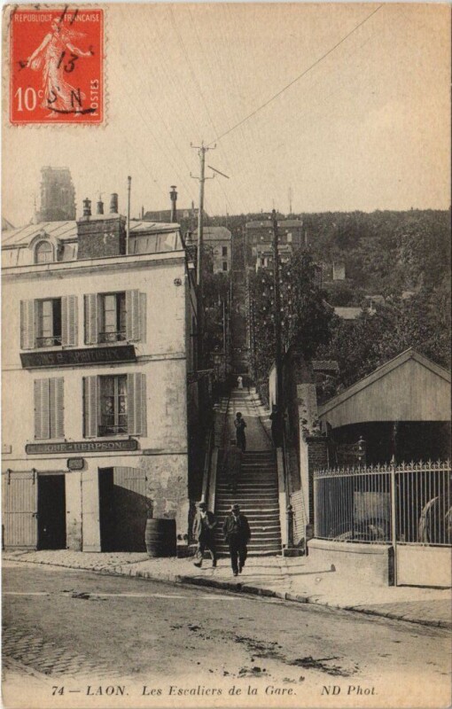 Carte postale ancienne Laon Les escaliers