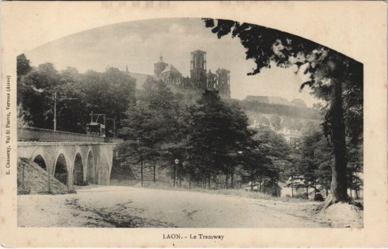 Carte postale ancienne Vieux Laon Le tramway