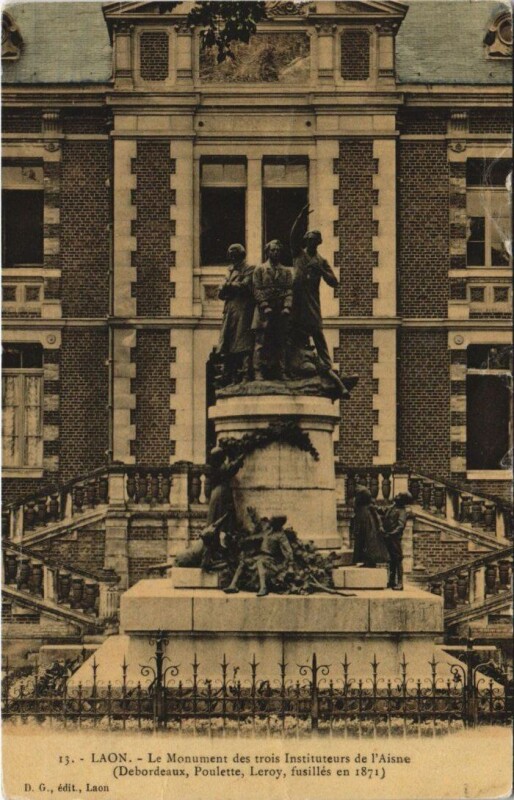 Carte postale ancienne Laon Le monument des trois