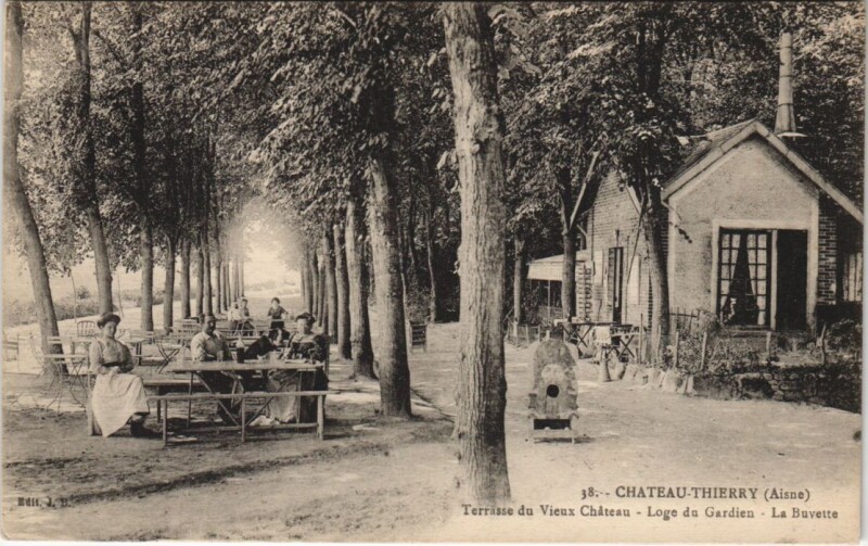 Carte postale ancienne Chateau-Thierry Terrasse du vieux chateau
