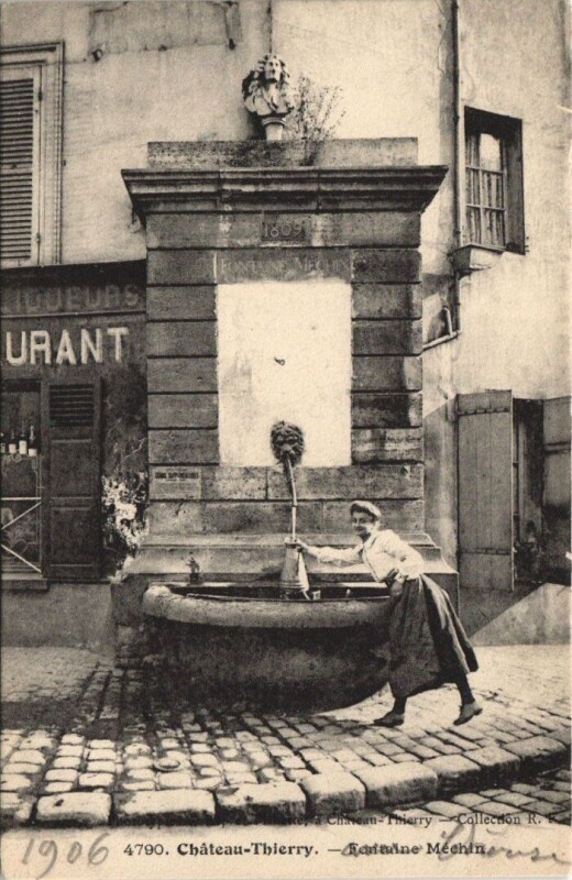 Carte postale ancienne Chateau-Thierry Fontaine mechin