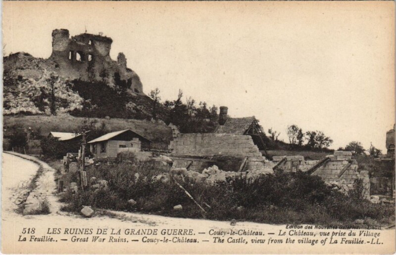 Carte postale ancienne Coucy-le-Chateau Le chateau vue prise du village