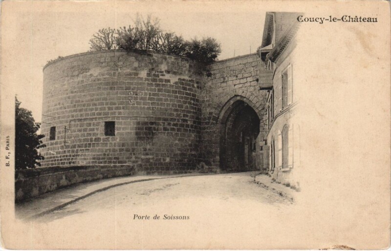 Carte postale ancienne Coucy-le-Chateau Porte de soissons à Soissons