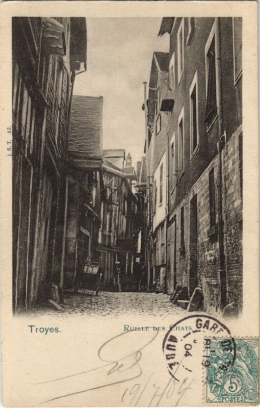 Carte postale ancienne Troyes Ruelle des Chats à Troyes