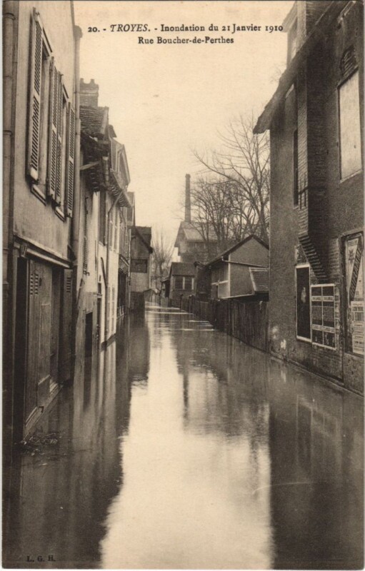 Carte postale ancienne Troyes Inondation 1910 Rue Boucher-de-Perthes à Troyes