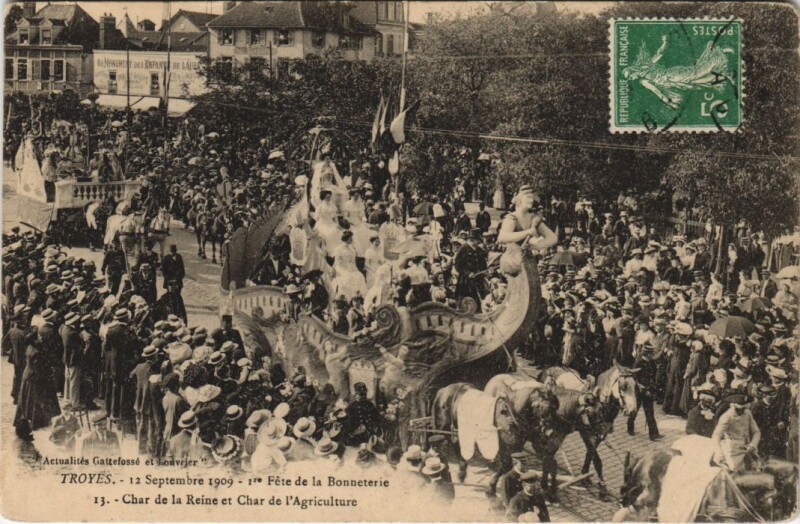 Carte postale ancienne Troyes Ier Fete de la Bonneterie 1909 Char de la Reine à Troyes
