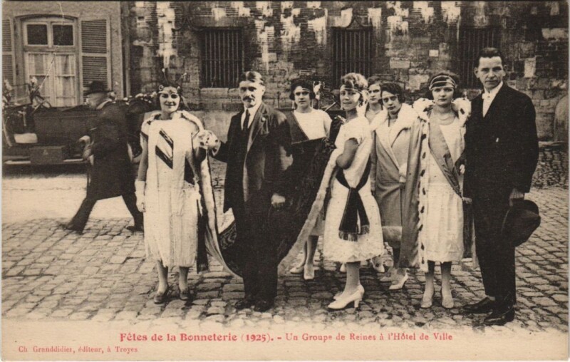 Carte postale ancienne Troyes Fetes de la Bonneterie 1925 La Reine Groupe à Troyes