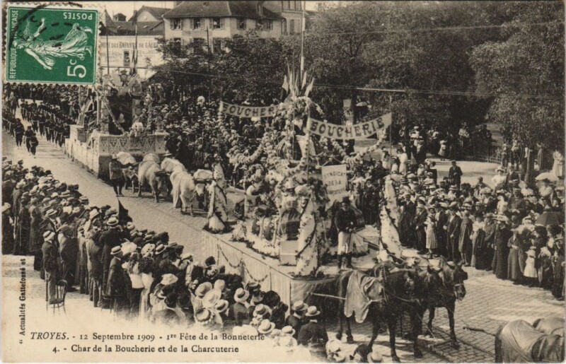 Carte postale ancienne Troyes Ier Fete de la Bonneterie 1909 Char de la Boucherie à Troyes