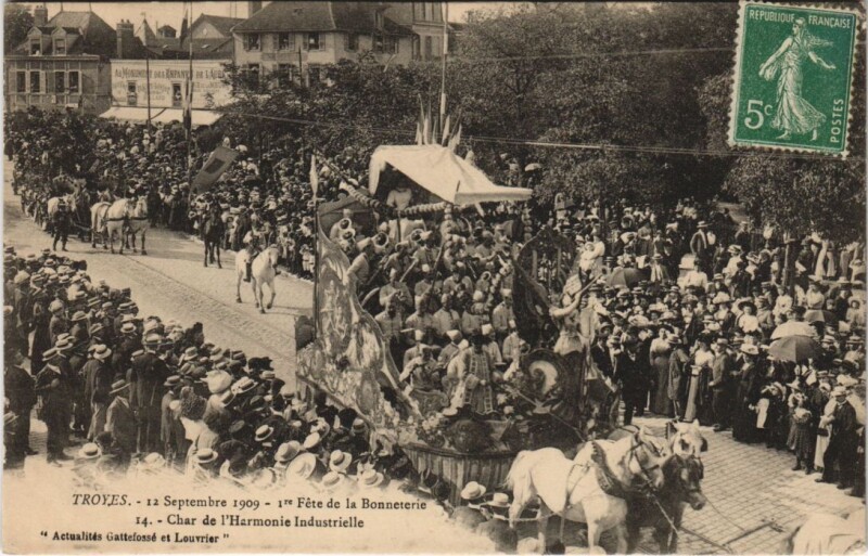 Carte postale ancienne Troyes Ier Fete de la Bonneterie 1909 Char de l'Harmonie à Troyes