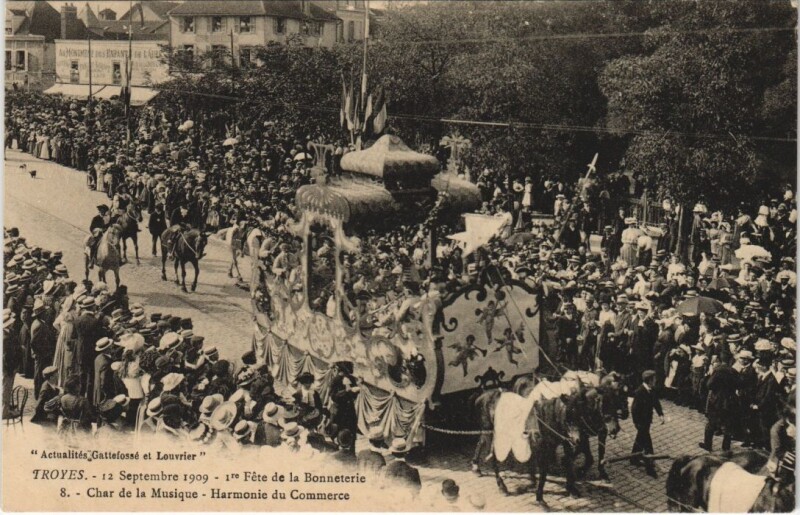 Carte postale ancienne Troyes Ier Fete de la Bonneterie 1909 Char de la Musique à Troyes