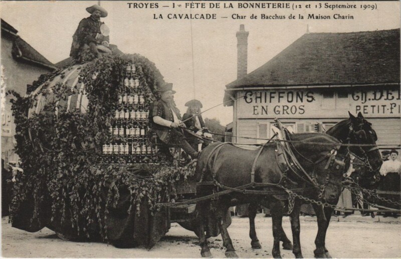 Carte postale ancienne Troyes Ier Fete de la Bonneterie 1909 Char de Bacchus à Troyes