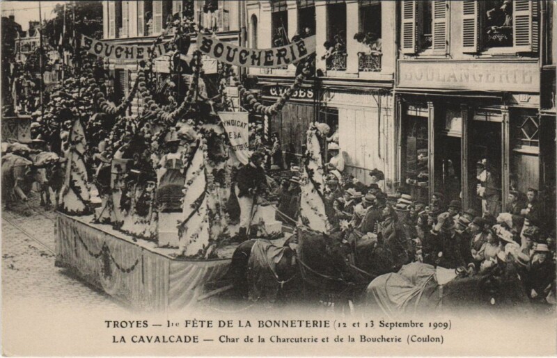 Carte postale ancienne Troyes Ier Fete de la Bonneterie 1909 Char de la Charcutrie à Troyes