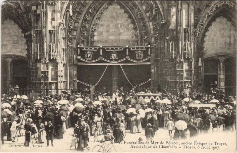 Carte postale ancienne Troyes Funerailles Mgr de Pelacor Eveque de Troyes 1907 à Troyes