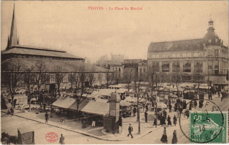 Carte postale ancienne Troyes place du Marche à Troyes