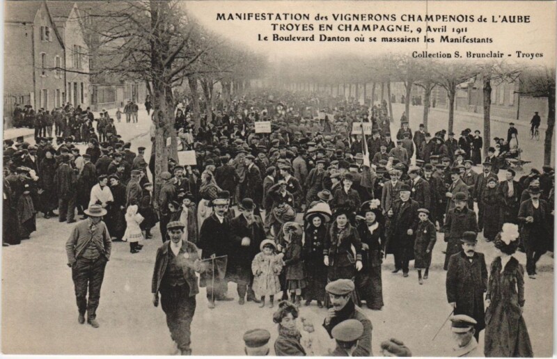 Carte postale ancienne Troyes Manif des Vignerons 1911 Bd Danton à Troyes