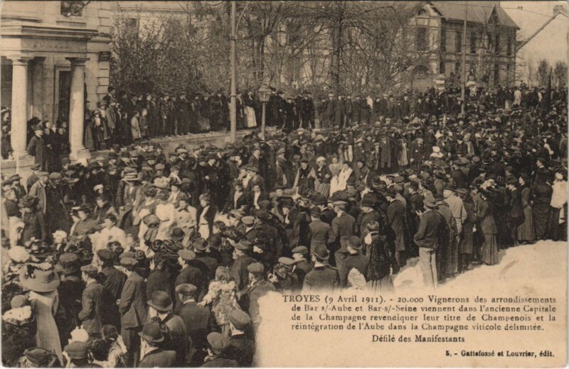Carte postale ancienne Troyes Manif des Vignerons 1911 le defile à Troyes