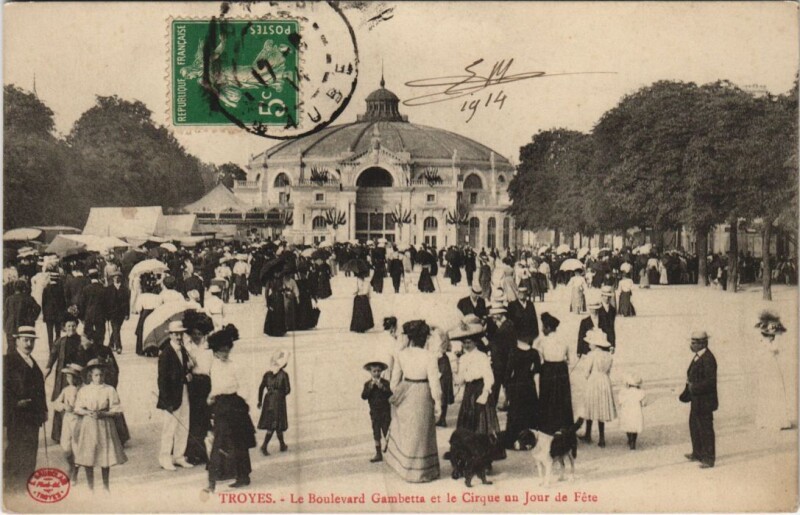 Carte postale ancienne Troyes Cirque Municipal un jour de fete à Troyes