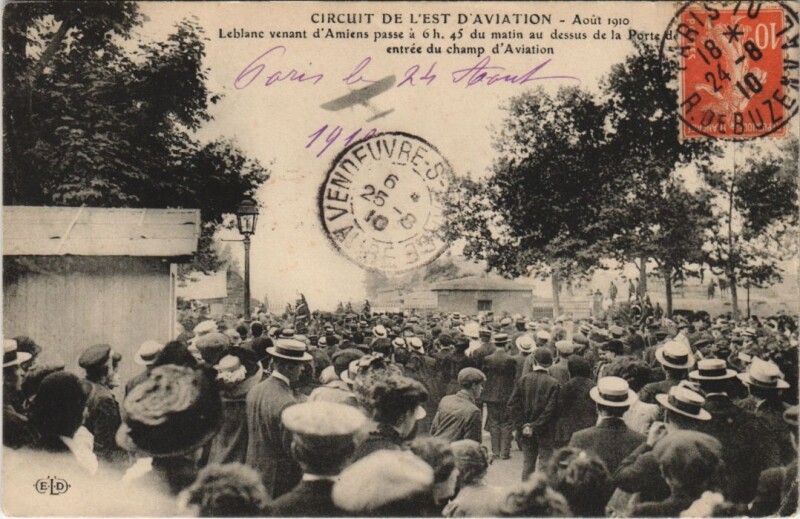 Carte postale ancienne Circuit de l'Est d'aviation - Août 1910 - Porte de Sèvres - entrée du champ d'Aviation à Paris 15e