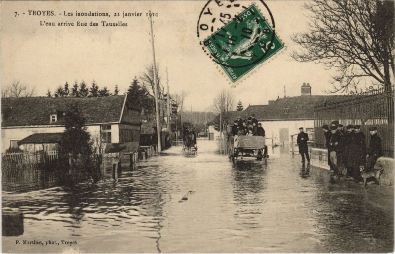 Carte postale ancienne Troyes Inondation 1910 Rue des Tauxelles à Troyes