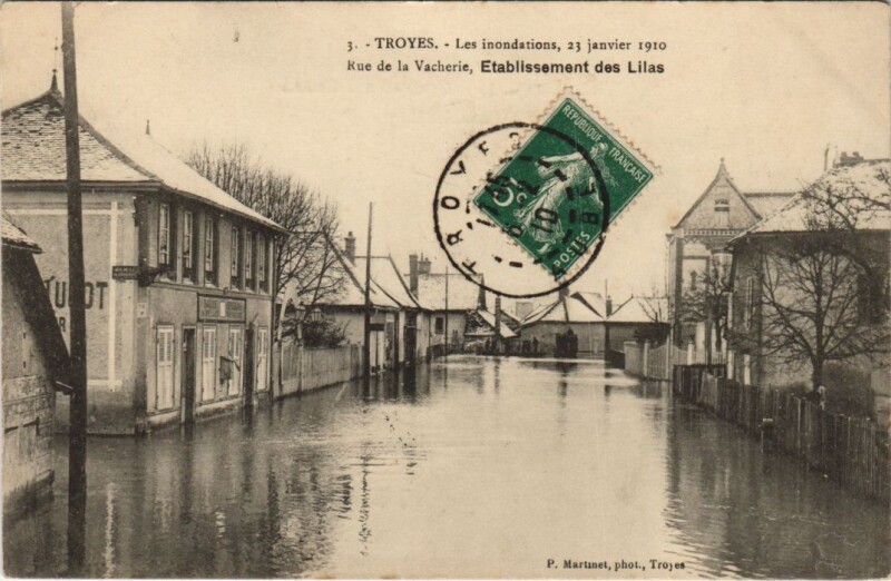Carte postale ancienne Troyes Inondation 1910 Rue de la Vacherie Etabl. Des Lilas à Troyes