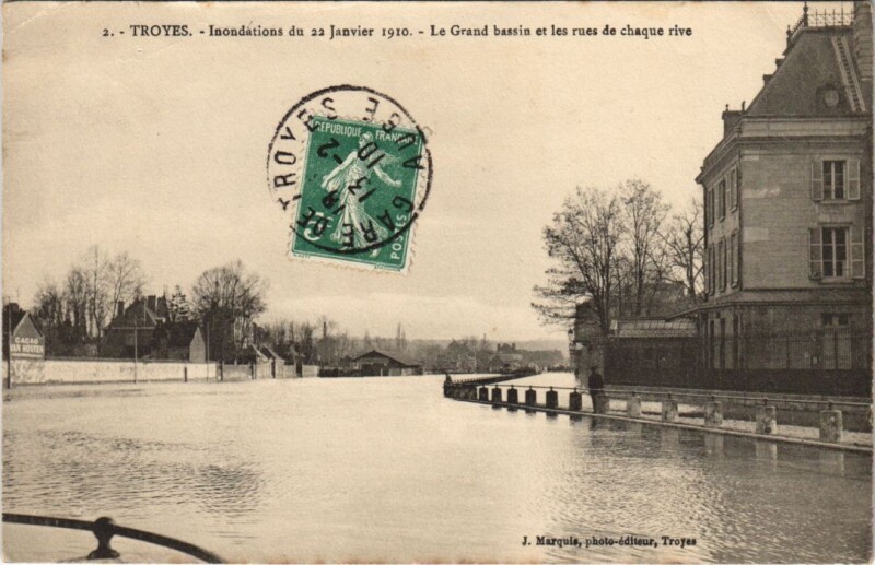 Carte postale ancienne Troyes Inondation 1910 Grand Bassin rue des chaque rive à Troyes