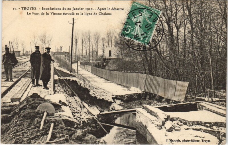Carte postale ancienne Troyes Inondation 1910 Apres le desastre Pont de la Vienne à Troyes