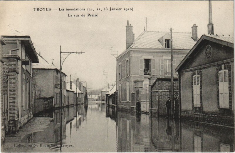 Carte postale ancienne Troyes Inondation 1910 Rue de Preize à Troyes