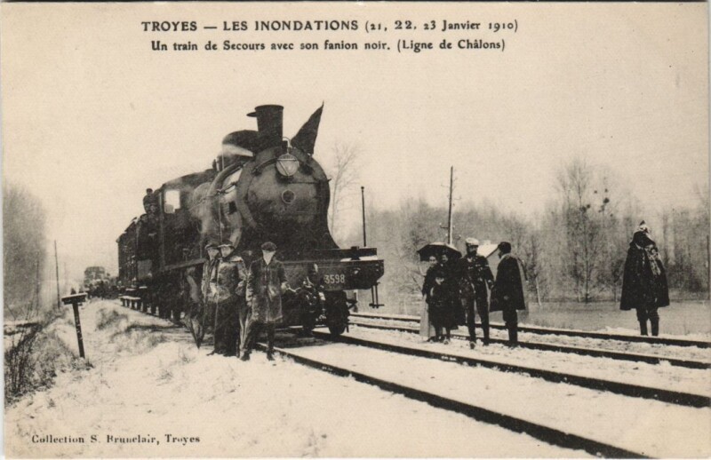 Carte postale ancienne Troyes Inondation 1910 Train de Secours à Troyes