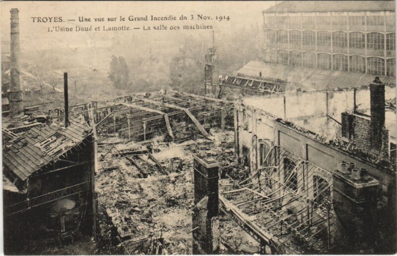 Carte postale ancienne Troyes Gde Incendie 1914 Usine Doue et Lamotte à Troyes
