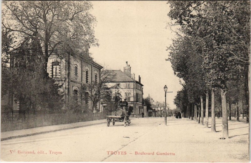 Carte postale ancienne Troyes Boulevard Gambetta à Troyes