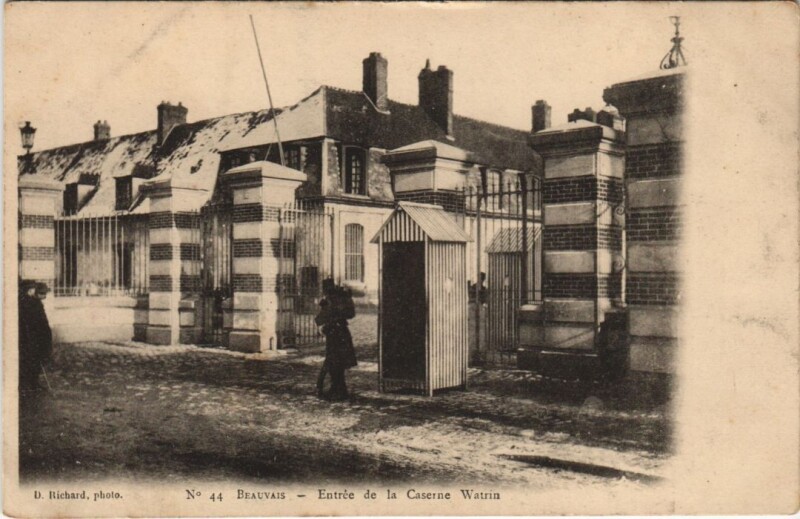 Carte postale ancienne Beauvais Caserne Watrin à Beauvais
