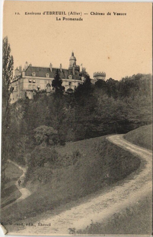 Carte postale ancienne Env. De Ebreuil Chateau de Veauce La Promenade à Veauce