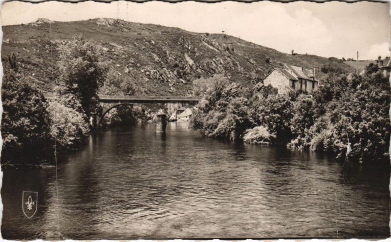 Carte postale ancienne Vallee de la Sioule Le Pont de Menat