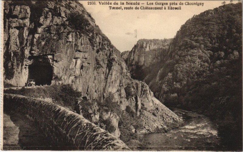 Carte postale ancienne Les Gorges de Chouvigny Tunnel à Chouvigny