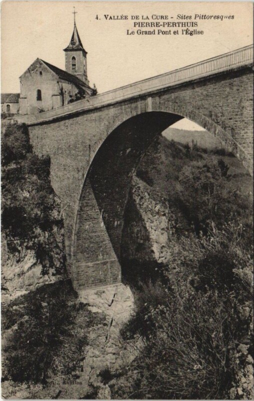 Carte postale ancienne Pierre-Perthuis Le Grand Pont t l'eglise à Pierre-Perthuis