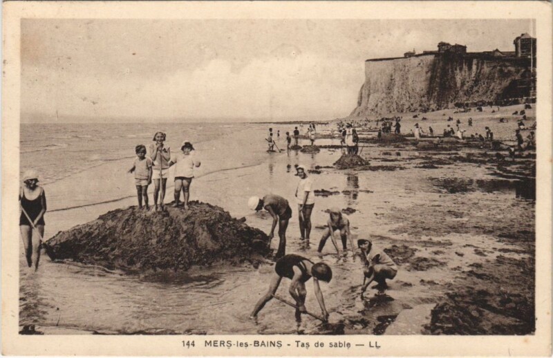 Carte postale ancienne Mers-Les-Bains tas de sable à Mers-les-Bains