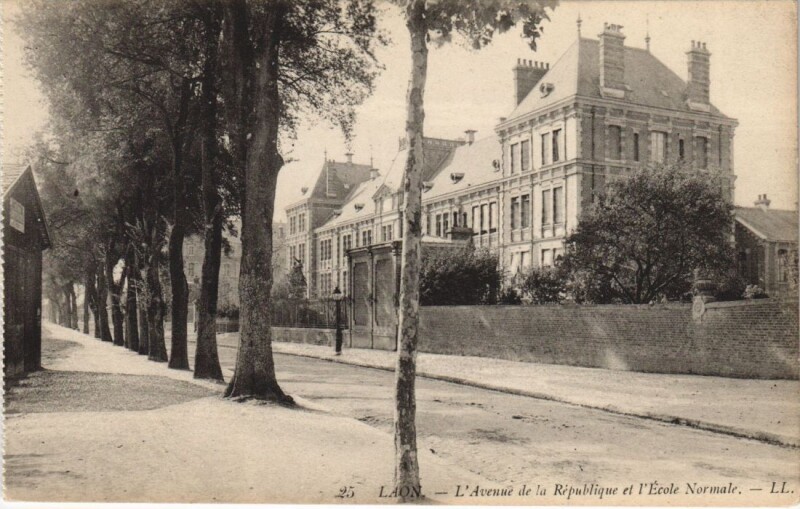 Carte postale ancienne Laon L'Avenue De La Republique